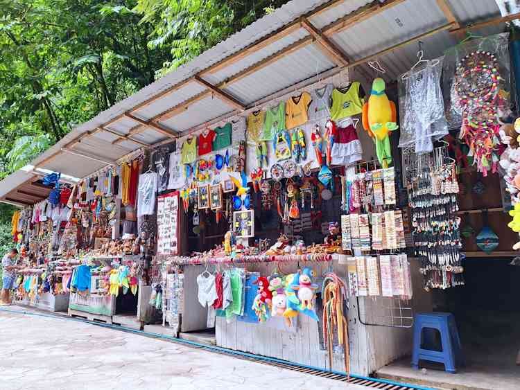 Compra de artesanías de Tingo maría