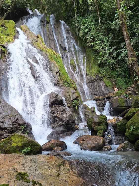 Vacaciones en un destino exótico de la selva en la Catarata de Honolulu de Tingo María