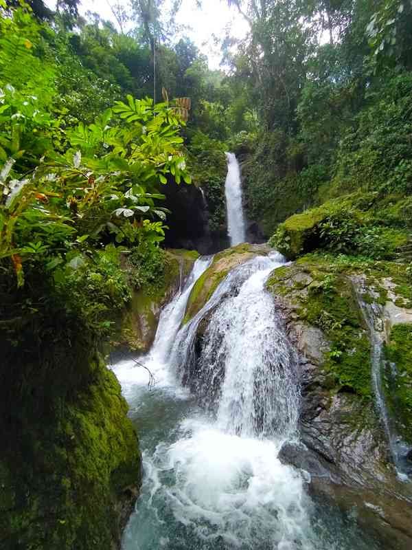 Catarata Gloriapata del Parque Nacional Tingo María en la Selva de Cataratas la ruta al extremo