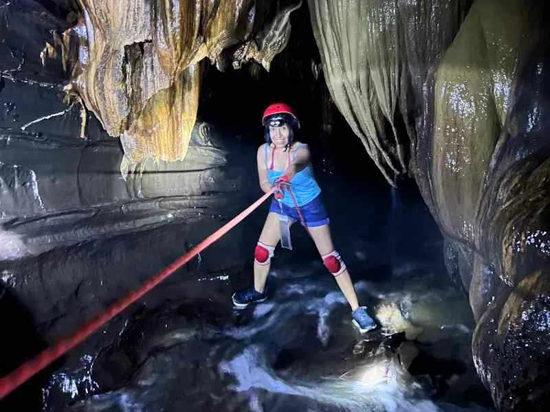 Escalada subterránea en la Gruta del Manto Sagrado