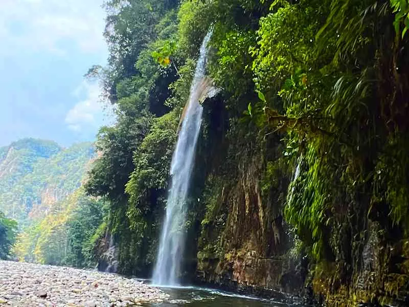 Catarata el Ensueño del Rio Derrepente en la selva de Tingo María