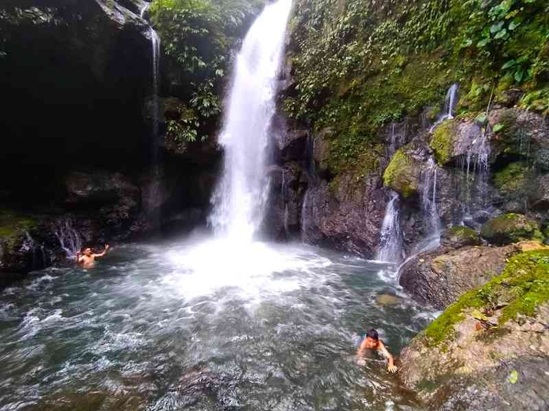 Vacaciones en un destino exótico de la selva en la Catarata Gloriapata del Parque Nacional Tingo María