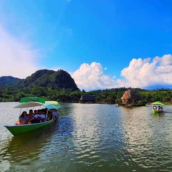 Vacaciones en un destino exótico de la selva en la Laguna de los Milagros en Tingo María