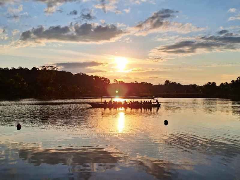 Tour Laguna de los Milagros en Tingo María el atardecer