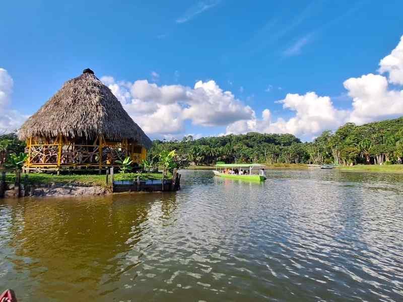 Laguna de los Milagros con tu Paquete Turístico en la selva