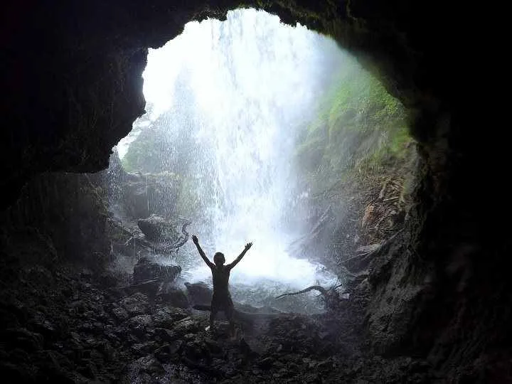 Caverna en la Catarata de San Miguel