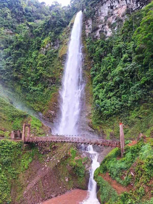 Catarata Santa Rosa entre Tingo María y Padre Abas en Ucayali